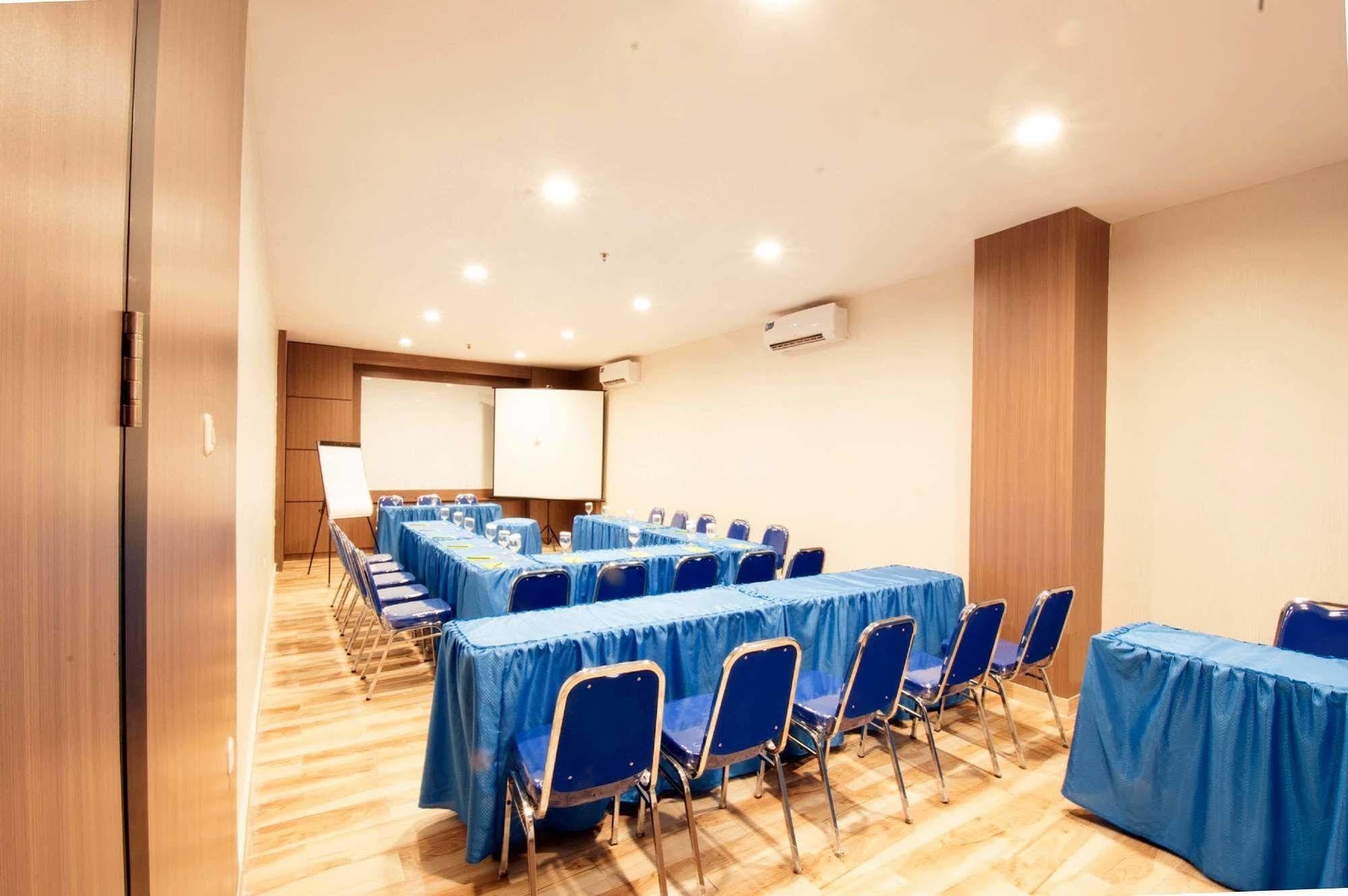 Genio Hotel Manado Exterior photo