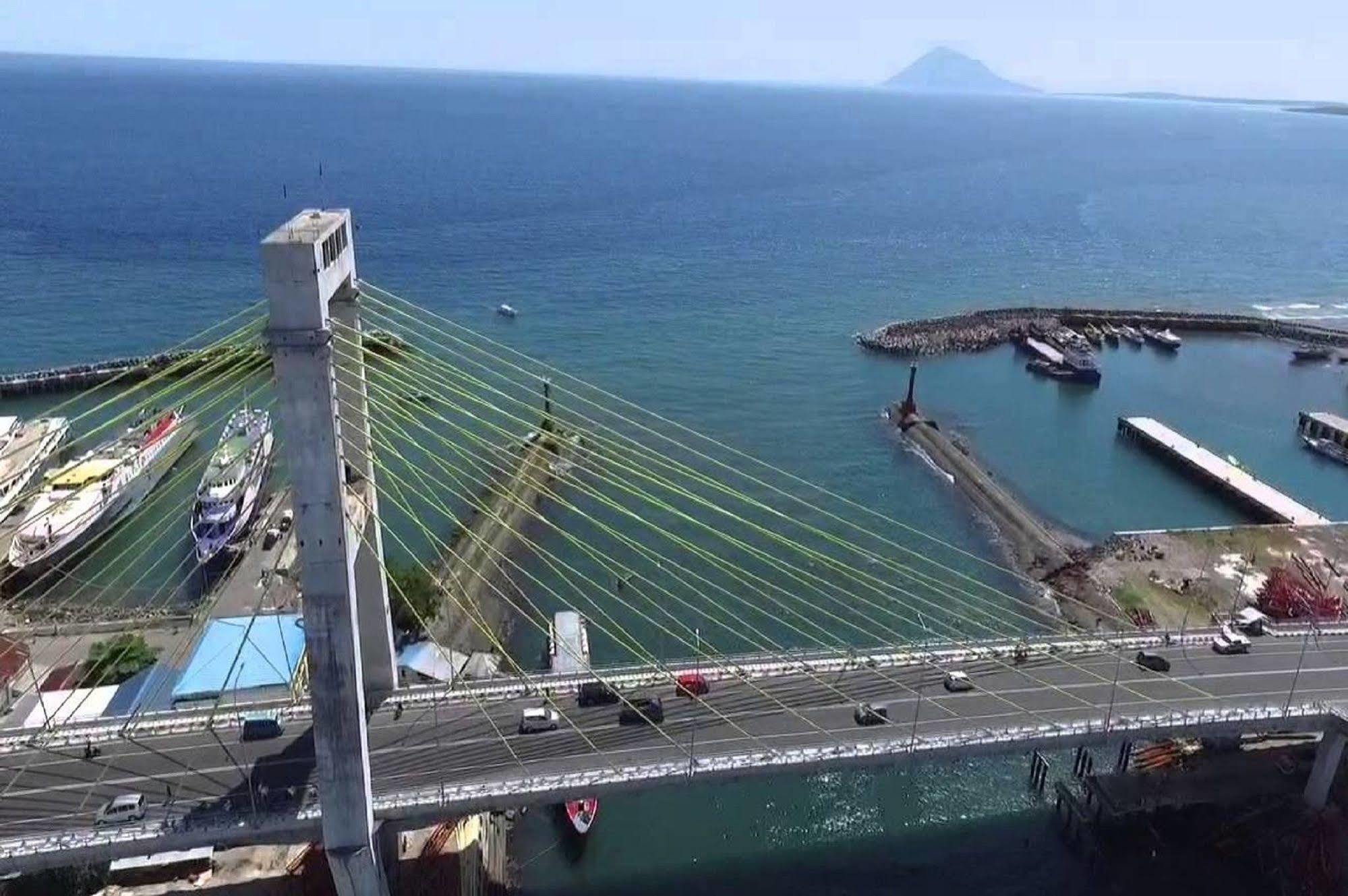 Genio Hotel Manado Exterior photo