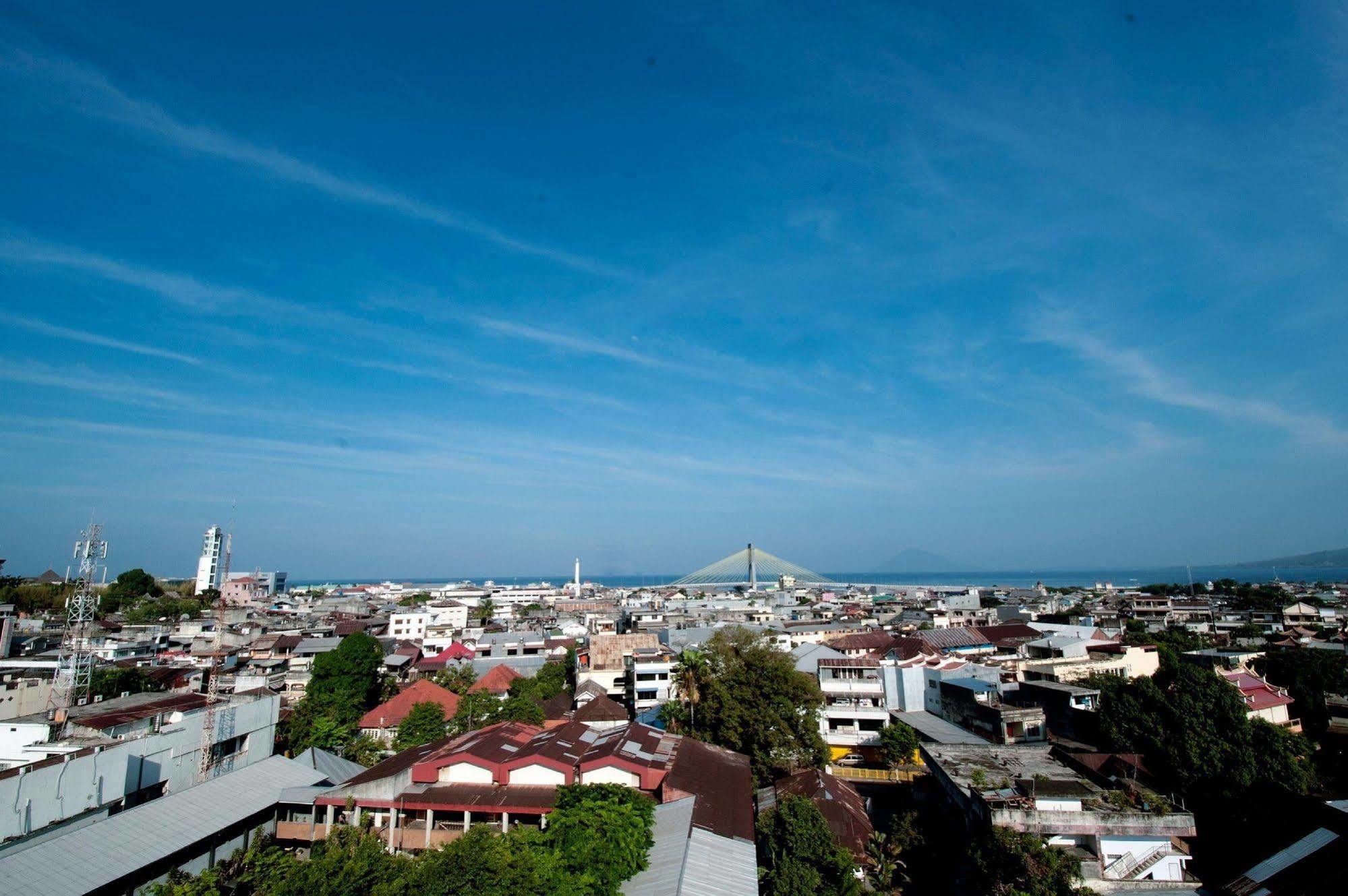 Genio Hotel Manado Exterior photo