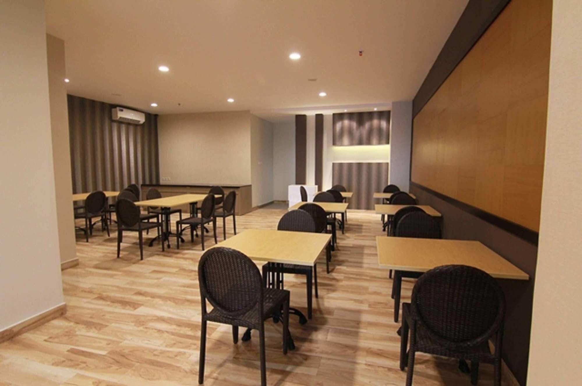Genio Hotel Manado Exterior photo